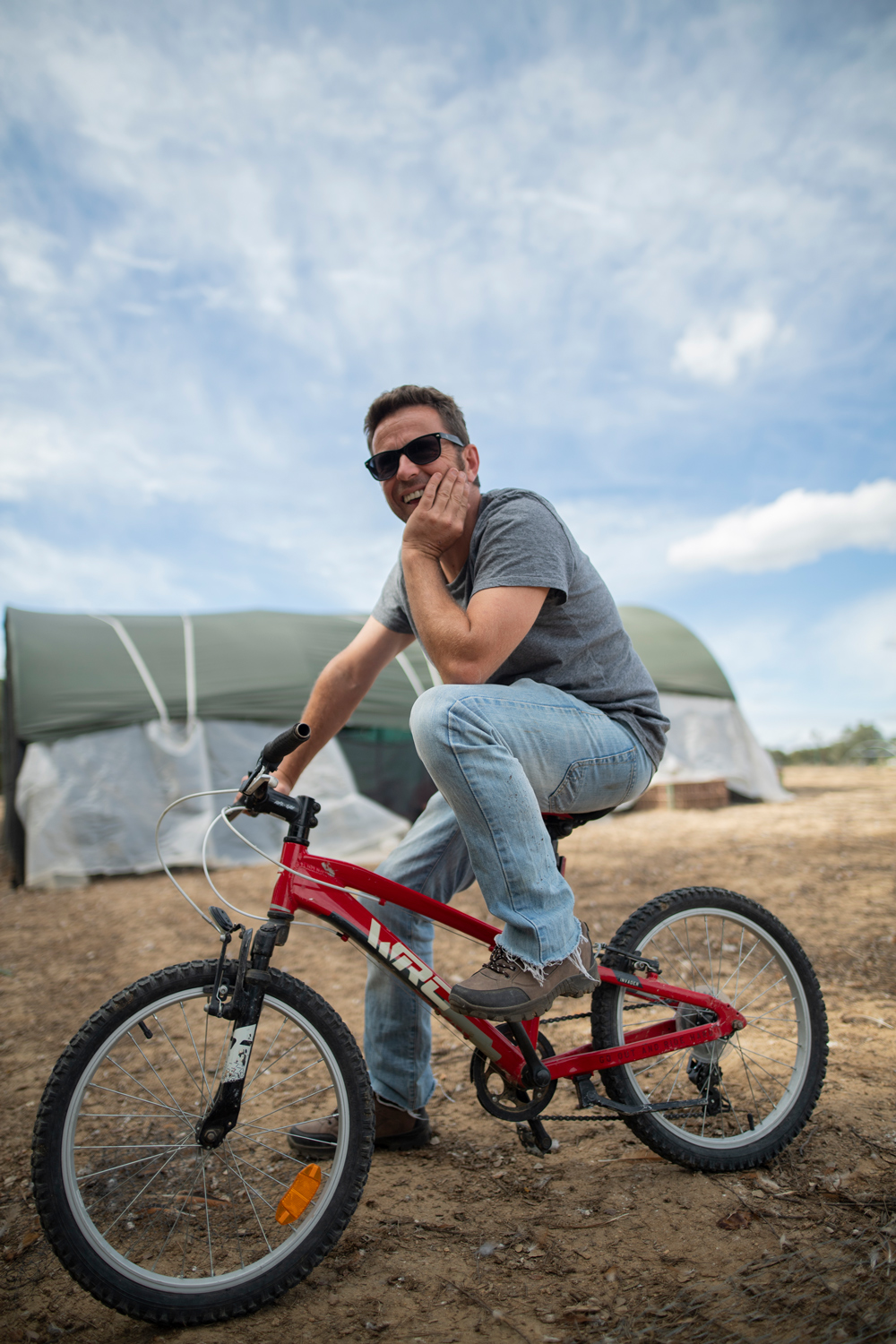 Fotografia del Toni de Debosc: Agroecologia Conscient a sobre d'una bicicleta.